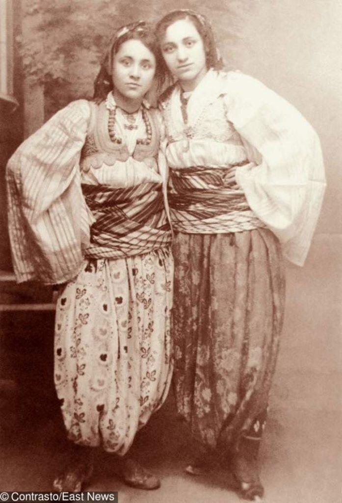 наша героиня - слева, рядом - ее сестра.