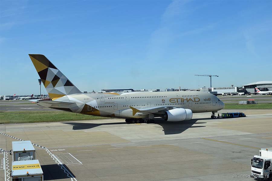 Airbus A380 авиакомпании Etihad Airways в аэропорту Лондон Хитроу. Источник фото: Airlines Inform. Автор фото: MAXIMS
