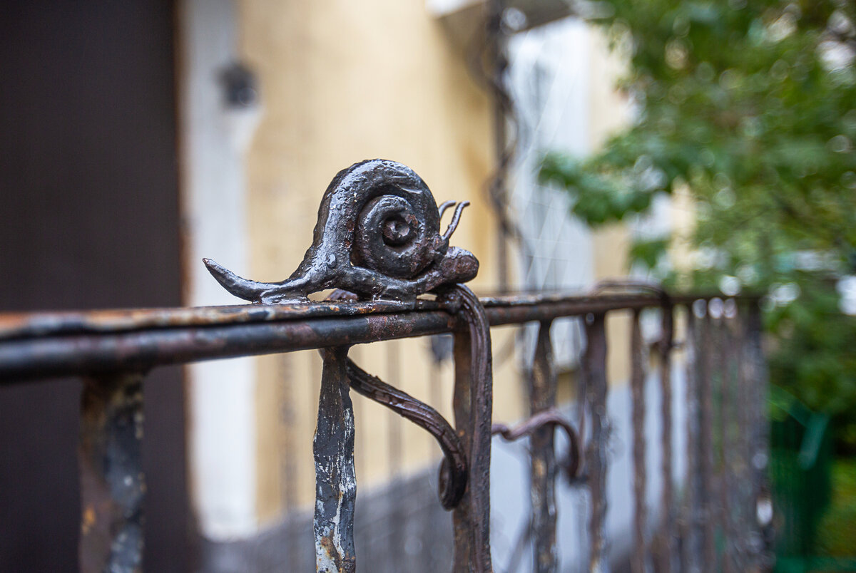 Улитка - одна из самых маленьких жанровых скульптур (арт-объектов, памятников) Москвы. Голиковский переулок,8. Фото автора статьи  