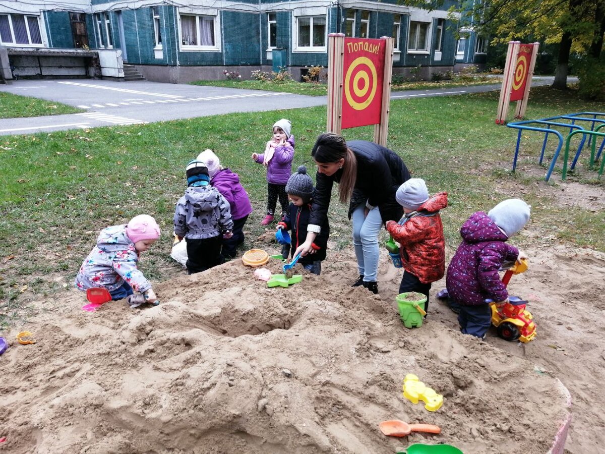 Первый день в детском саду для ребенка. Дети рассказывают в детском саду. Первый день в саду 2 года. День защиты детей в детском саду на улице. Первый день в саду 2 года.