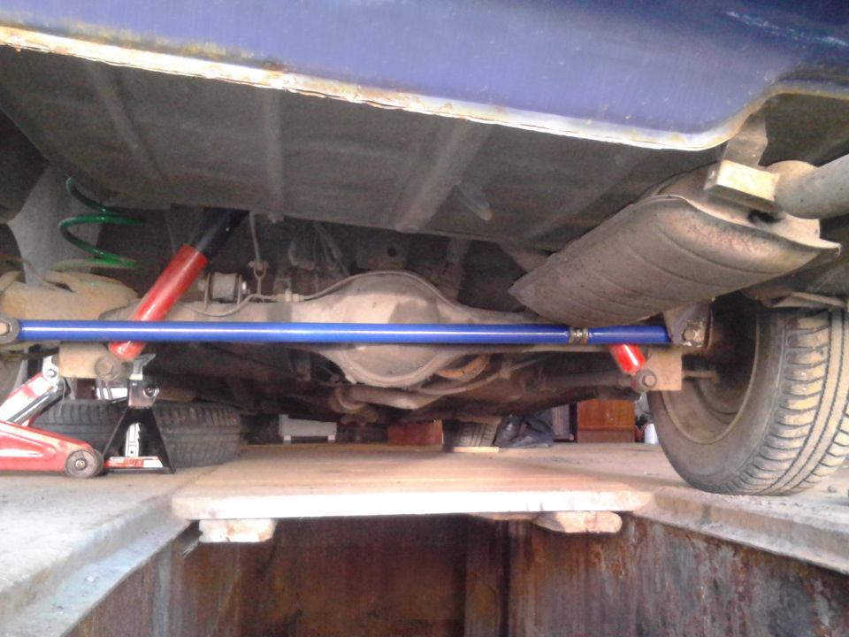 Слева вы видите крепление тяги к мосту, а справа к кузову. Тот самый солдатик