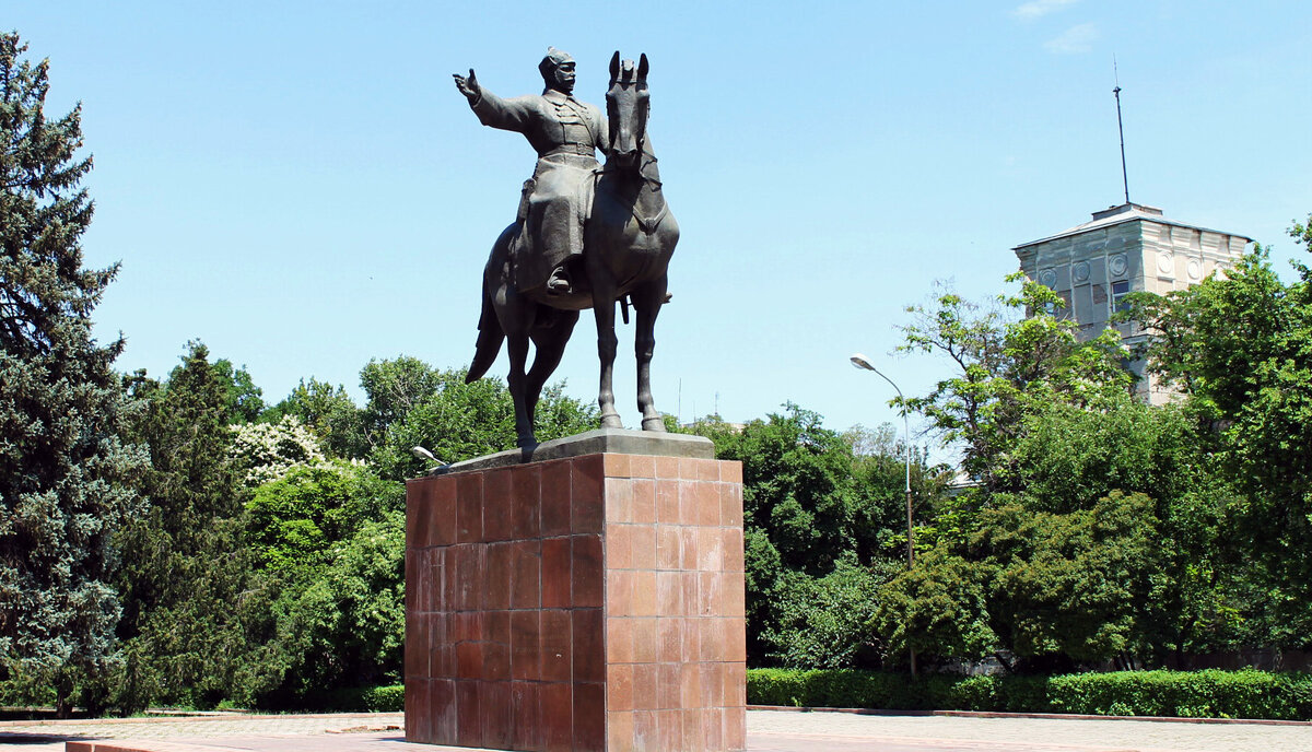 памятник Фрунзе напротив вокзала.