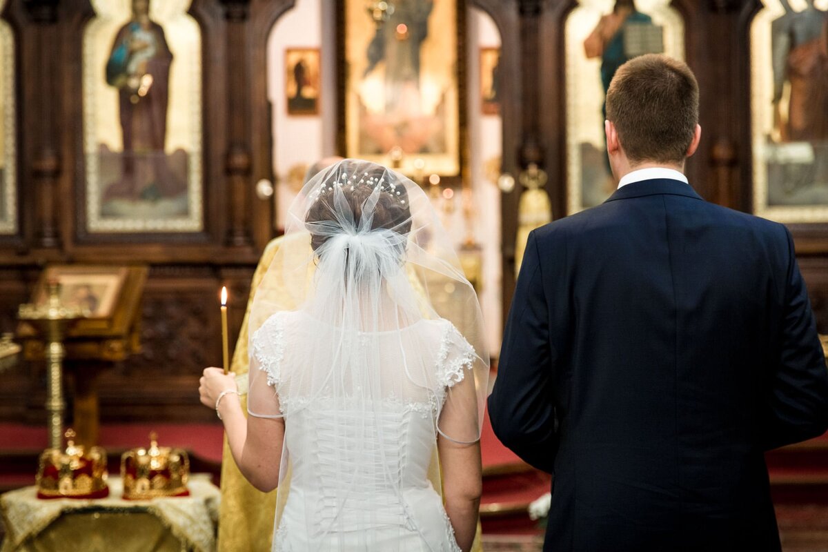 Православные женихи. Венчание. Церемония венчания. Красивое венчание. Жених и невеста в церкви.