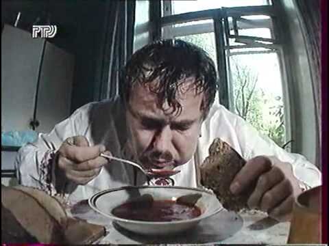 Кадр из программы "Городок". Замечательная сцена, когда Стоянов кушает борщ и при этом узнает о кончине тещи.