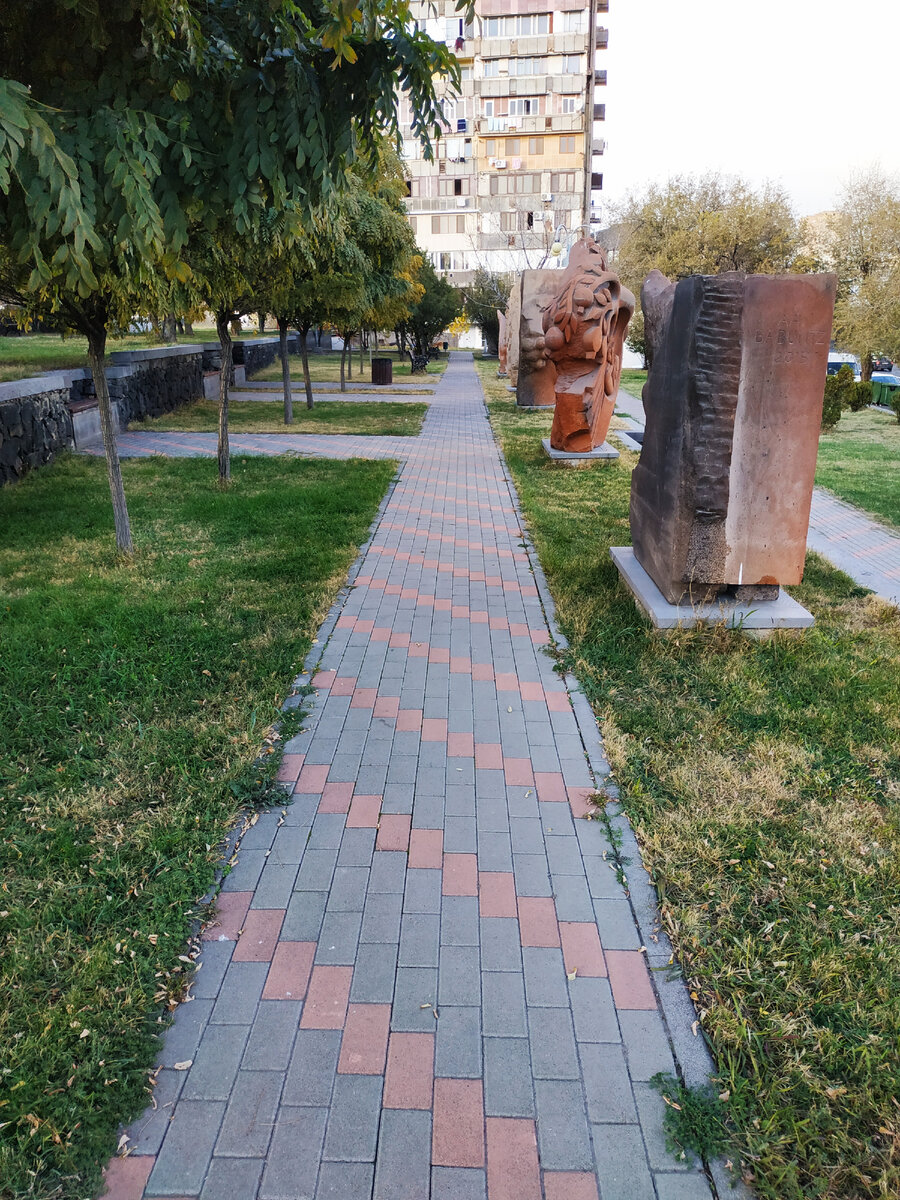 Аллея парка Малатия в Ереване. Скульптурный ряд жертвам геноцида армян.