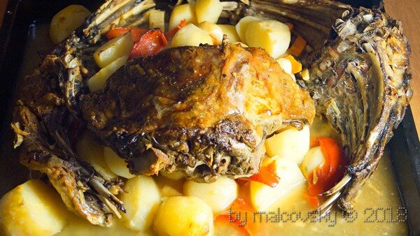 Дикий кабан с овощами в духовке