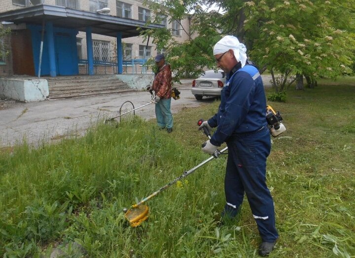 Рабочие на покосе травы. Летом именно они решают, когда проснëтесь вы, а не будильник. (Фото взято из свободных источников в интернете.) 
