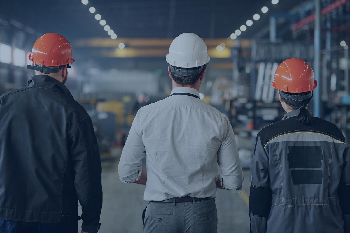 На производстве в каске