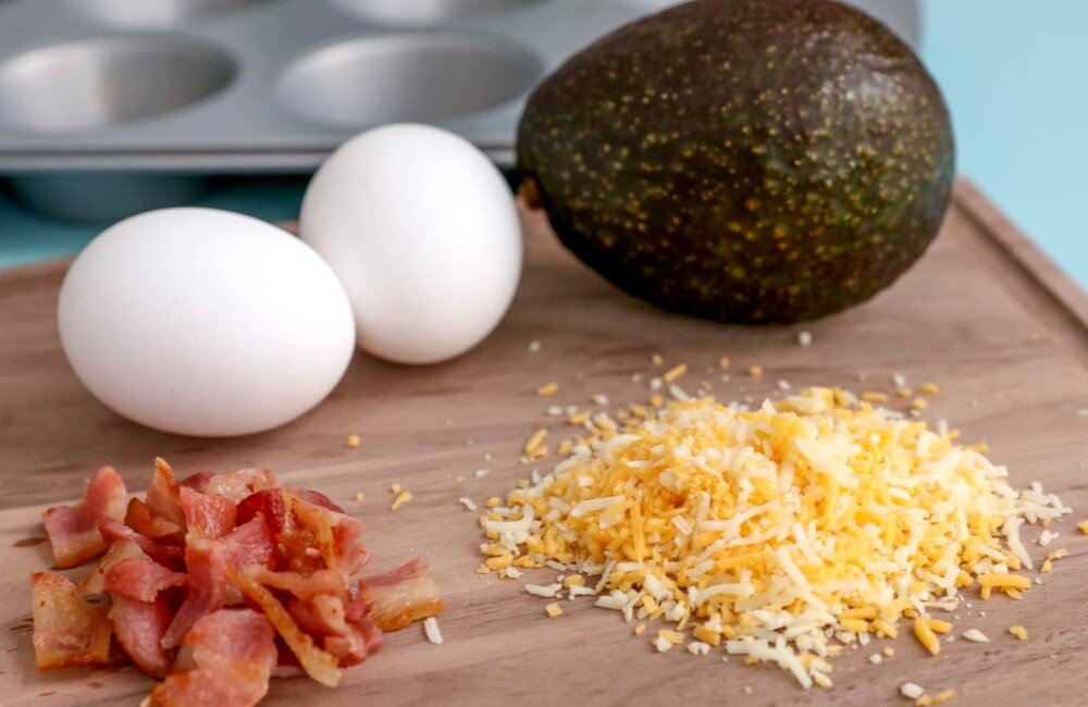 Ингредиенты для приготовления яичницы в авокадо  