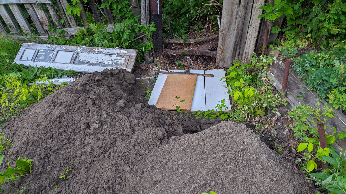 Яма под остатками от старой мебели