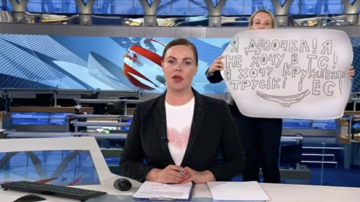 Реальное содержание плаката отличается по форме, но не по смыслу. 