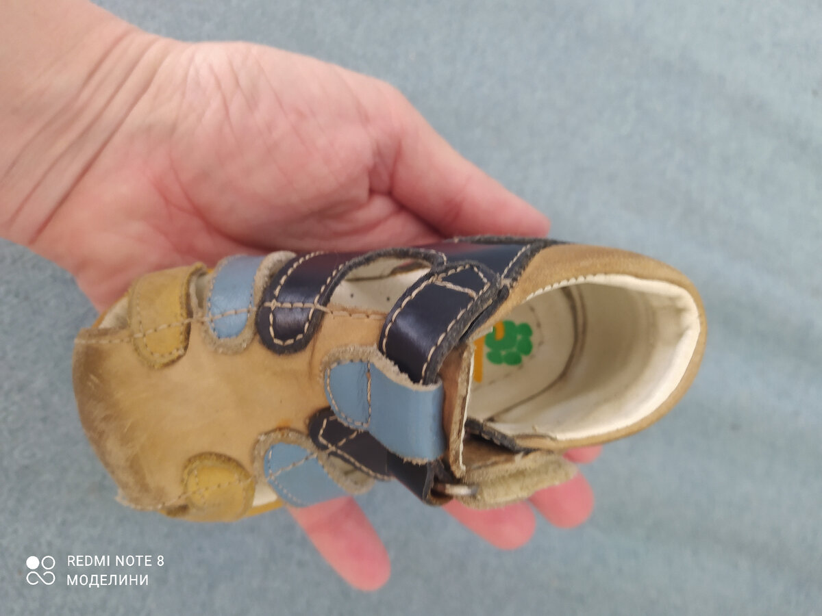 Маленькие босоножечки, умещаются на ладони