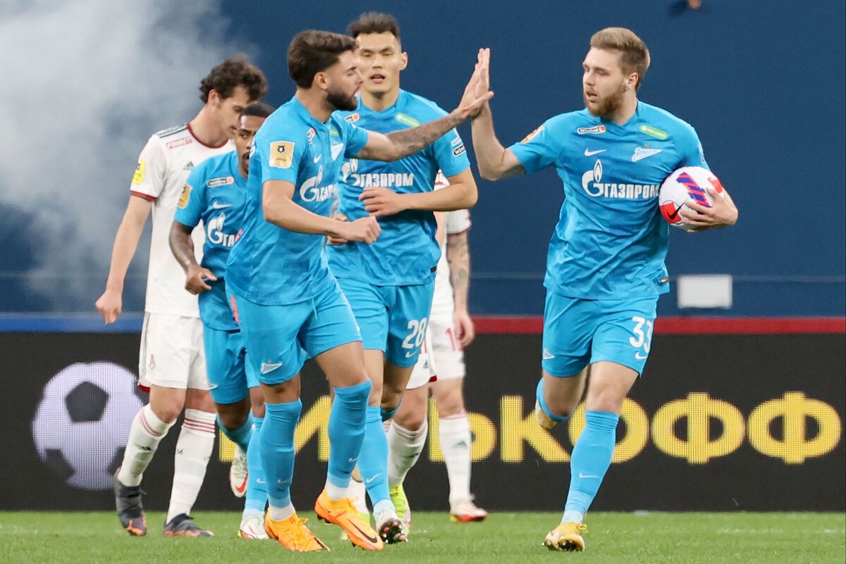 Иван Сергеев благодарит Юри Алберто за гол