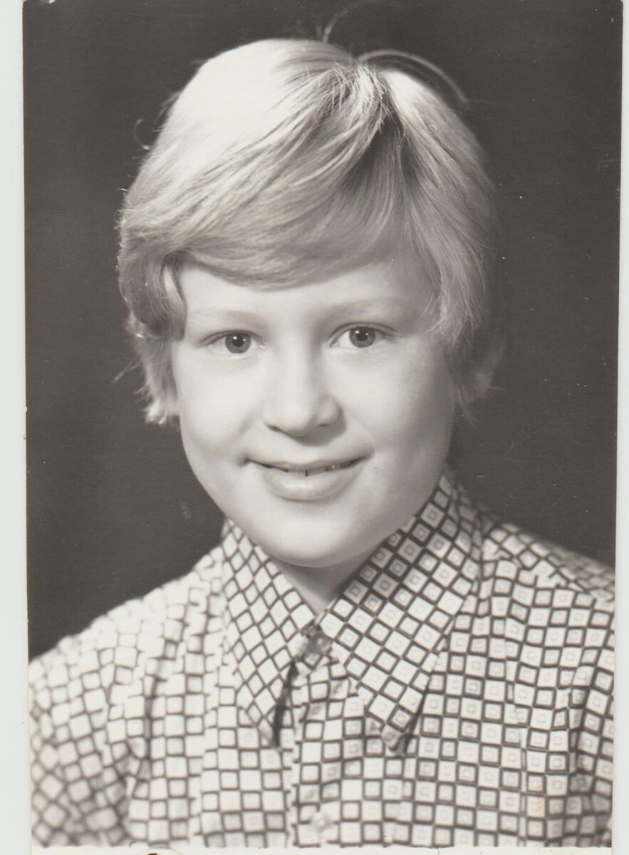 Это я примерно в начале 1980 -х годов. Мне всего 10 лет. Вся жизнь впереди!