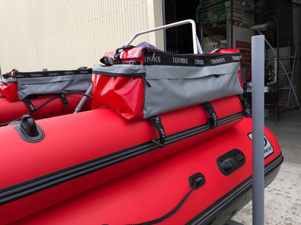  Бортовая сумка выполнена из ПВХ материала, что позволяет защитить вещи от промокания. В ней можно удобно разместить все необходимое в дороге. Вы можете загрузить сумку дома и донести ее до лодки.