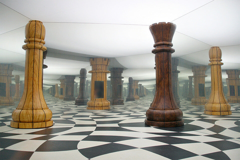 Оптическая иллюзия: заглянув в маленькое отверстие, зритель видит перспективу с шахматными фигурами/La Maison de la Magie Robert-Houdin 