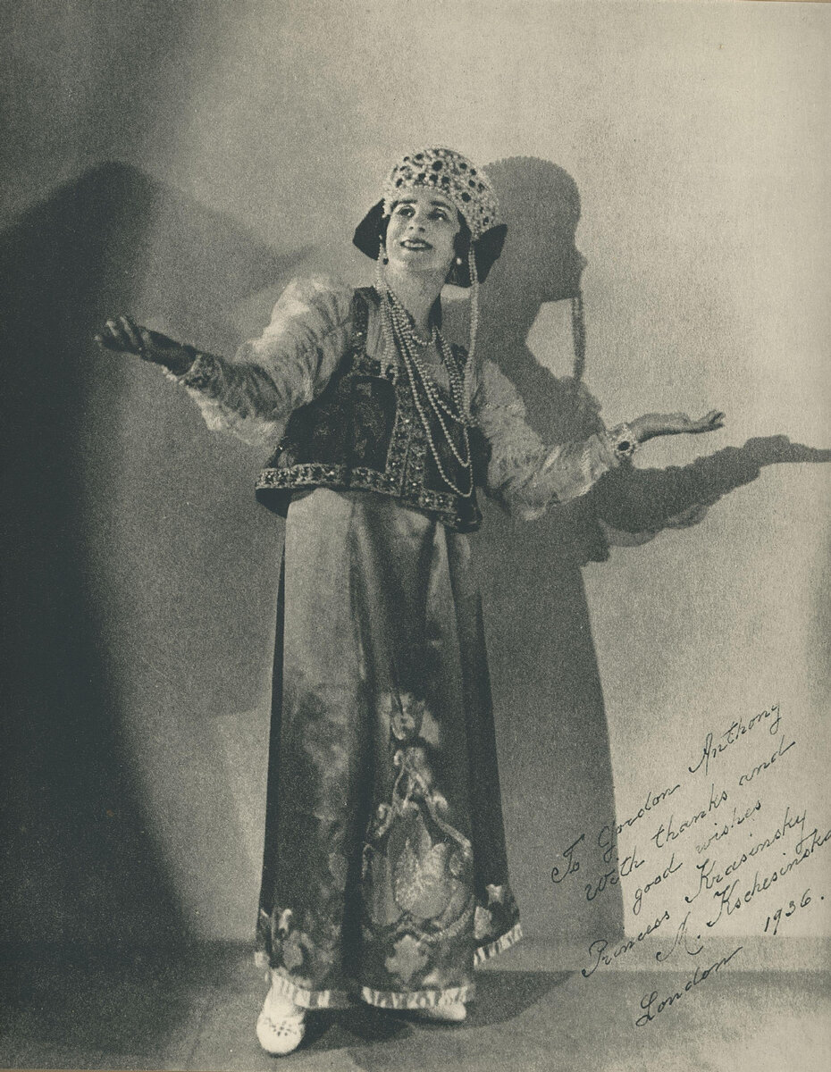 Матильда Кшесинская в костюме «Русской» для выступления в Covent Garden в 1936 г. Фото из книги Ballet – Camera Studies by Gordon Anthony, 1937.