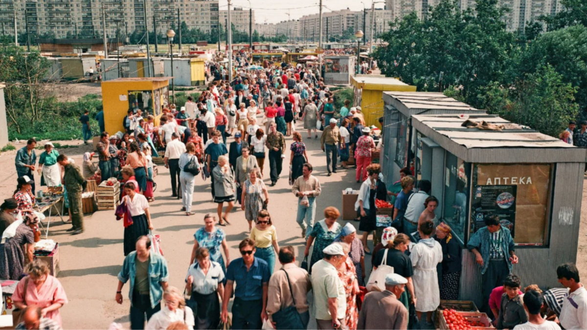 90-е возращаются? Вы застали распад СССР и 90-е гг. прошлого века? 

Старые советские символы тогда перестали работать, а внятных новых символов никто не предложил.