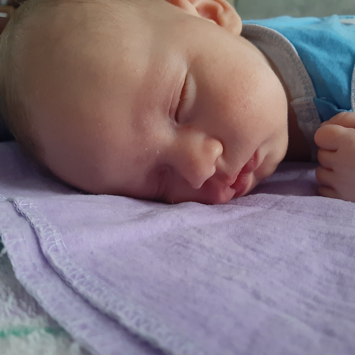 Своего первого ребёнка-дочку я родила в 23 года. Это был первый и желанный ребёнок.  Дочка росла шустрая ,смышлённая. Мы занимались развитие своего ребёнка. Она 5 лет читала на уровне первоклассника,считала очень хорошо и даже чётко выговаривать буквы мы тоже научили сами. Использовали для этого различные игры. Сыночка(второго ребёнка)я родила в 40 лет. Замечу от того мужа через 18 лет после рождения первой дочки и 20 лет брака без выкидышей и абортов. Обе беременности были желанными и запланированными. Окружающие очень удивлялись сему факту. Ну ближе к теме. Когда я ходила второй раз в положении продумывала систему воспитания ребёнка учитываю ошибки воспитания со старшей и опыт работы в школе. И выстраивала для себя план. Думала что второй ребенок будет спокойнее и послушнее ,из-за моего состояния(настроя) и опыта. Но к сожалению ,а может быть к счатью всё пошло не поплану. Сын после родов неделю находился отдельно от меня в силу обстоятельств. Соответственно увидели мы друг друга при выписке, на 8 день после родов. И дома и только начали к друг другу привыкать. Спали вместе,сын требовал много внимания. Мне казалось сработал синдром "отказника". Это когда детки после отказа от них мамы сутки плачут навзрыд,а потом не плачут никогда. И ещё требовал еду без малейшего промедления. Сильно кричал прка не на кормят. Сейчас нам уже 10 месяцев,но у нас до сих пор присутствуют признаки сильной зависимости от мамы и пищевое нарушение(мы кушаем больше нормы). И это мне не кажется,я знаю о чём говорю и мне есть с чем сравнить. Дочка была "я сама"с самого детства,то сын срвсем другой. Ему постоянно нужно помощь и внимание. Я понимаю что мы все от природы разные,но и неделя нахождения отдельно от мамы сиграла свою роль. Я прям замечаю иногда последствия этого. И конечно мне кажется мальчиктюи более подвижны,активны,спортивны.     P.s. будьте вниматнльны к своим деткам,относитесь с пониманием и терпением и любовью. Мира и добра вашим семьям