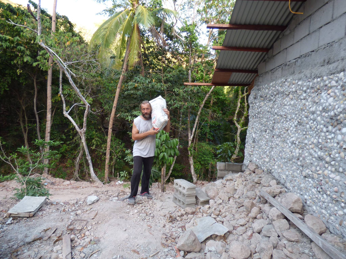 Своими руками мы построили свой дом на острове! Прямо у моря! Стены ракушками обложила моя жена Алена. Получилась красота!