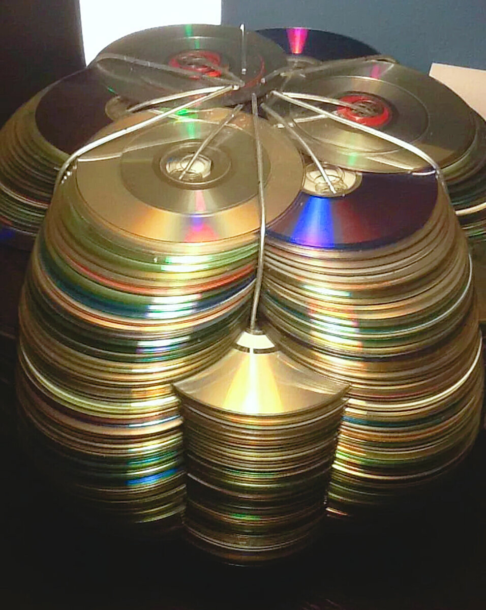 Сделано из компакт дисков. Светильник из компакт дисков. Поделки из дисков. Декор из компакт дисков. Старые диски.