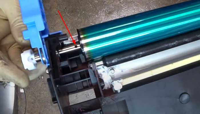 Фото 81. Проходим кромку сухой материей, удаляя остатки сервисной жидкости