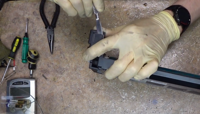 Фото 98. При соединении половинок нужно попасть пружиной в место, указанное стрелкой