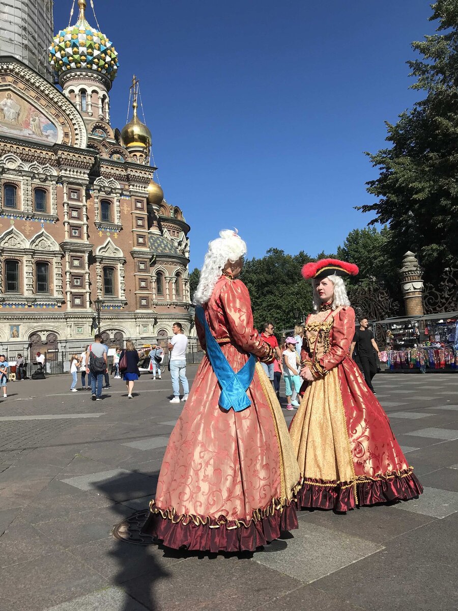 Две императрицы на улице Петербурга явно что-то замышляют. Кстати, в Питере таких персонажей особенно много.