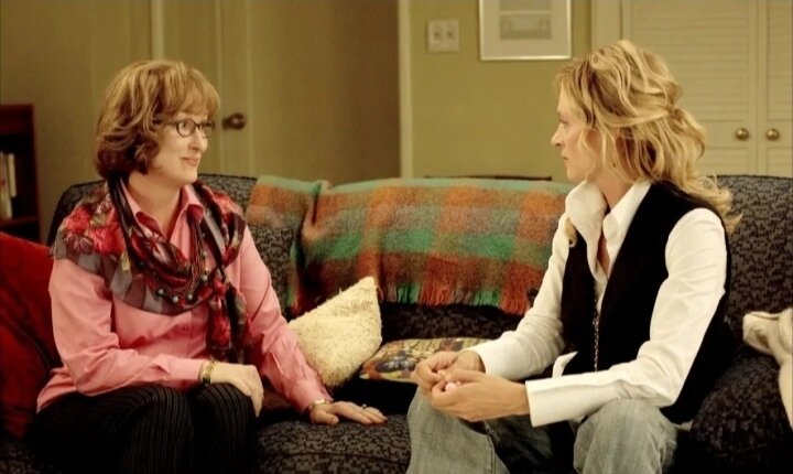 Горе-психолог в фильме "Мой лучший парень" говорит 38-летней клиентке, мол, не переживай из-за развода, и что детей нет - тоже не переживай, у тебя ещё куча времени, живи в своё удовольствие. И эта же психолог через пять минут будет пилить мозги сыну из-за 27-летней подружки, мол, старая, рожать она как будет, если вы поженитесь? 