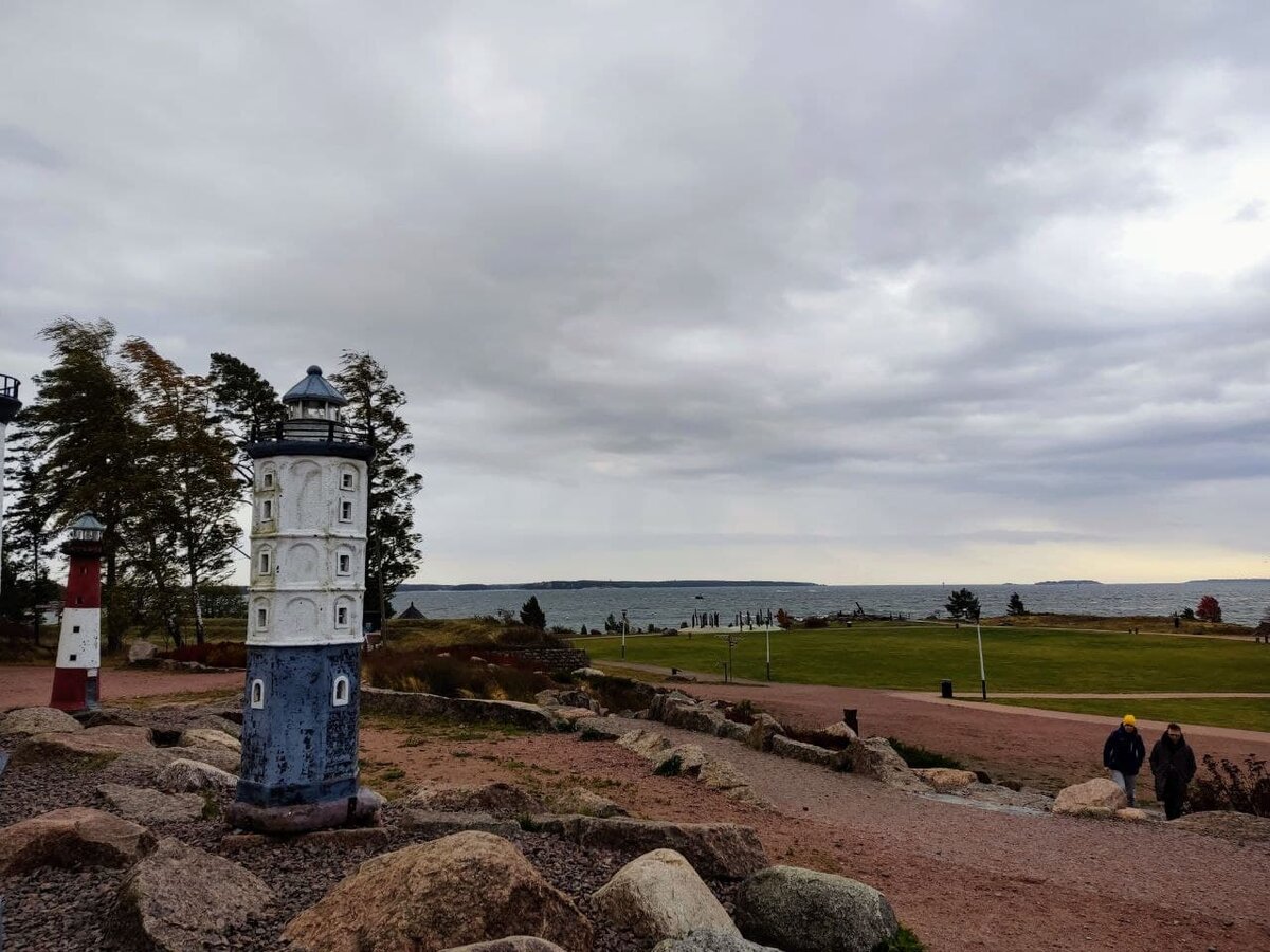 Вид на море. Обратите внимание, как согнулись высокие деревья!