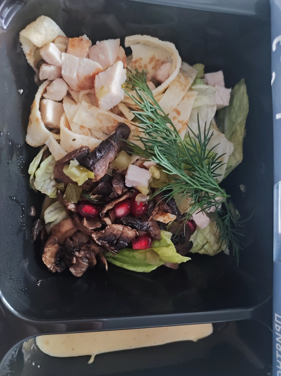 Салат с копчёной курицей и блинами. 