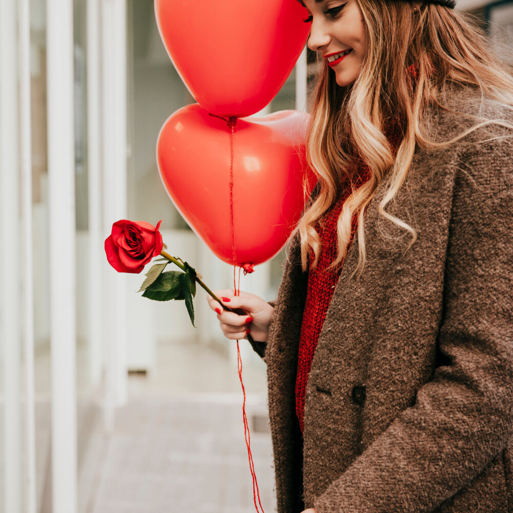 Изображение от <a href="https://ru.freepik.com/free-photo/young-woman-with-baloons-and-roses_1545542.htm#query=%D0%B4%D0%B5%D0%BD%D1%8C%20%D1%81%D0%B2%D1%8F%D1%82%D0%BE%D0%B3%D0%BE%20%D0%B2%D0%B0%D0%BB%D0%B5%D0%BD%D1%82%D0%B8%D0%BD%D0%B0&position=19&from_view=search&track=ais">Freepik</a>