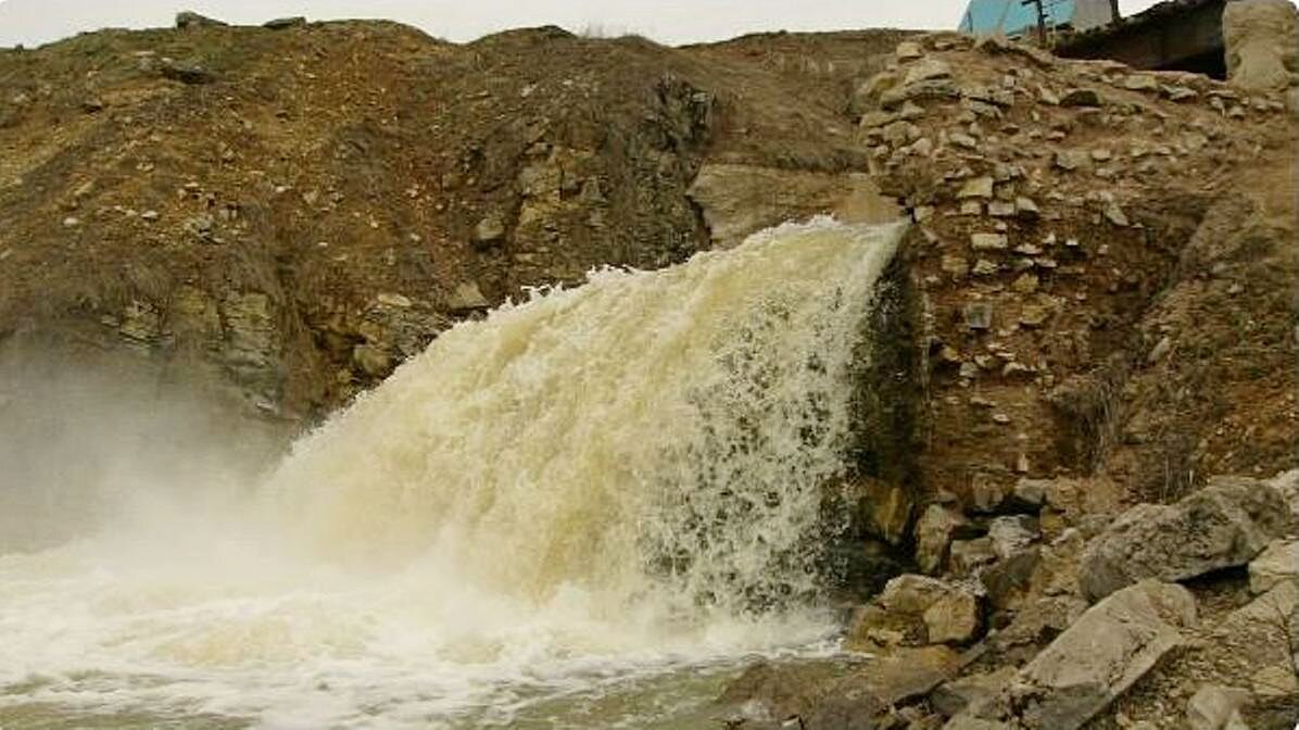 В районе пос.Кусье-Александровский есть плотина, оставшаяся с тех времен, когда здесь добывали алмазы с помощью драг. Плотина нужна для поднятия уровня воды в реке, чтобы драга могла перемещаться. 
