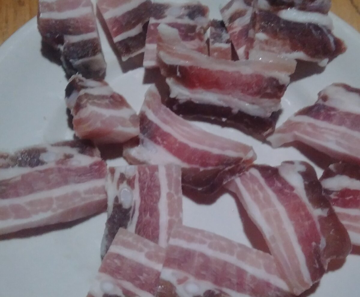 Нежнейшее сало тающее на языке. Один засол но с разными вкусами.