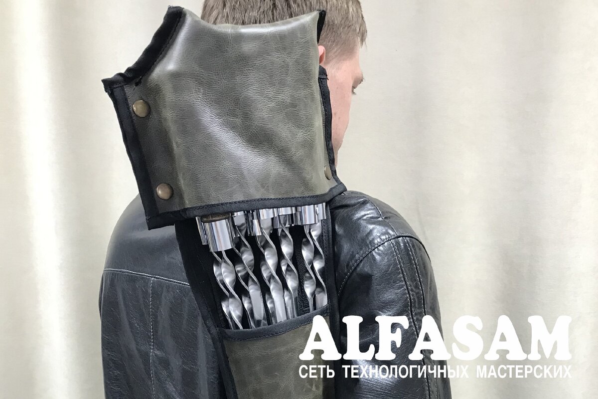 Чехол для шампуров из натуральной кожи - вид на плече в процессе переноса