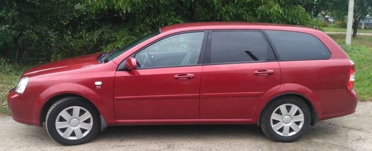 Chevrolett Lacetti 2004-2008 года – отличный автомобиль за 300 тысяч р.
Если вы ищете надежный и качественный автомобиль, который можно использовать для повседневных нужд, то Chevrolet Lacetti, будет отличным выбором. Эта модель не выпускается с 2013 года, и сегодня, в обозначенный нами бюджет, можно приобрести машину 2004-2008 года. В продаже можно найти автомобили с механической или автоматической коробкой передач. 
В основном, все б\у модели имеют двигатель объемом 1,6 литра и мощностью 109 лошадиных сил, но встречаются и менее мощные варианты.

Достаточно важным преимуществом этой модели является наличие вариантов в кузовах седан и универсал.

В общем и целом Chevrolet Lacetti, является достаточно надежной и практичной машиной. Тем не менее, перед покупкой стоит проверить её состояние. 