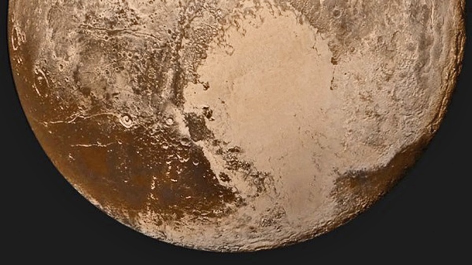 Изображение Плутона, снятое аппаратом «New Horizons» 13 июля 2015 года. Хорошо виден огромный светлый участок в форме сердца, покрытый водяным льдом, твердым азотом, метаном и монооксидом углерода.