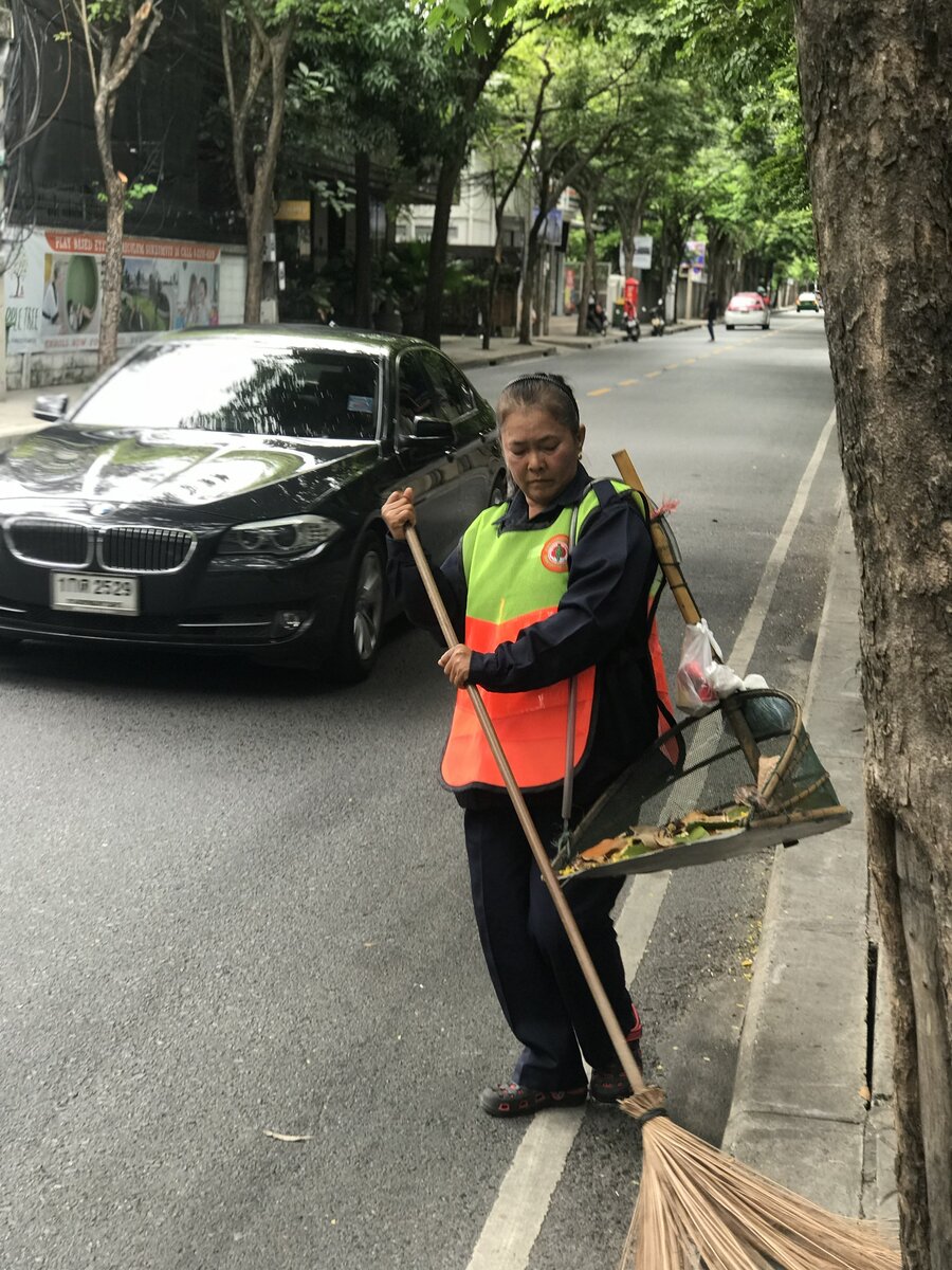 Тайские дворники...которые гоняются за каждым листочком, чтобы на улицах было чисто.