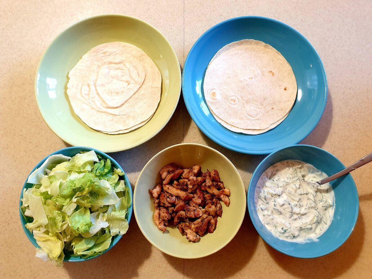 Блюдо из курицы с йогуртовым соусом и лепёшками