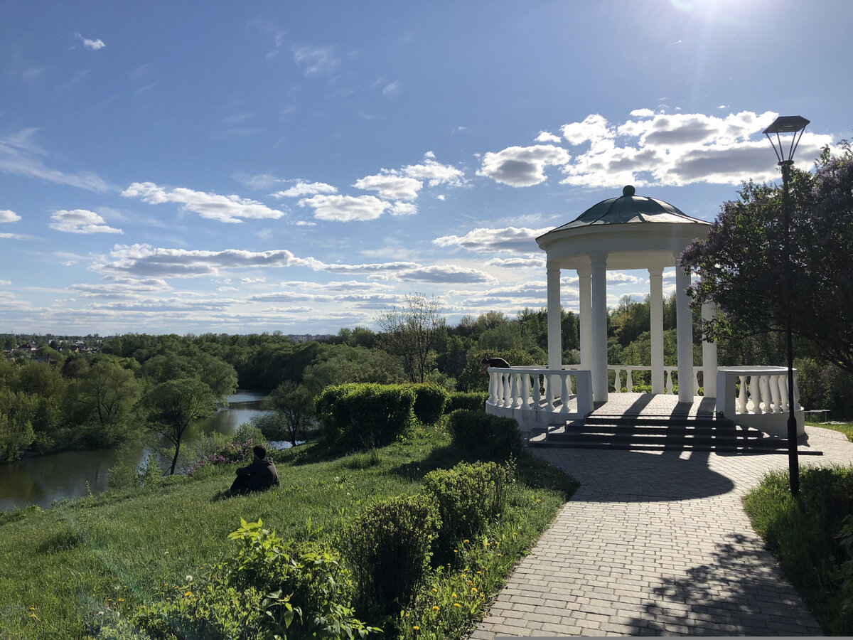Тургеневская беседка в парке «Дворянское гнездо». Здесь, на крутом левом берегу Орлика, недалеко от дома Тургенева, любила проводить вечера молодая Евдокия Коротнёва, с которой Иван Сергеевич списал героиню одного из самых известных его романов Лизоньку Калитину. Парк поклонники писателя устроили ещё в 1903 году. А вот уничтоженную немецкими оккупантами беседку-ротонду восстановили только в 1967 году. С тех пор она стала одним из символов города. И местом, куда до пандемии съезжались почти все орловские свадебные кортежи.