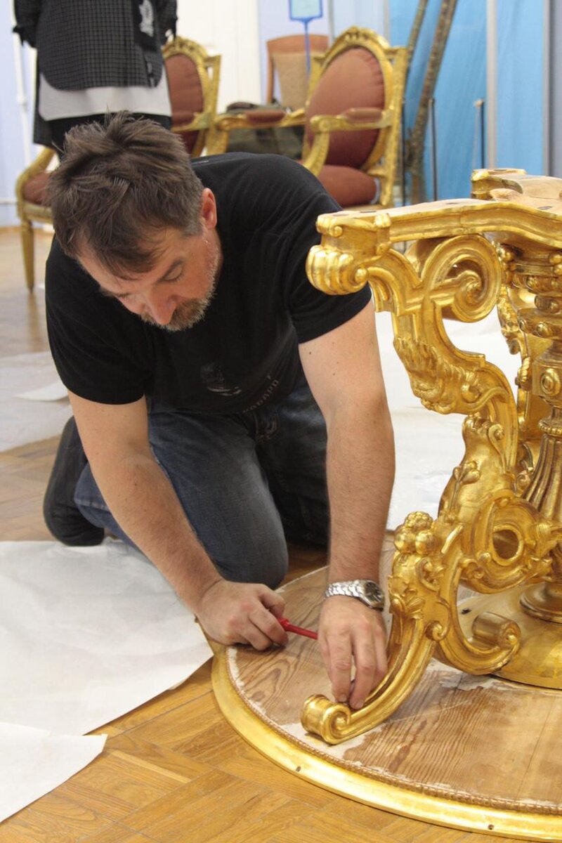 Реставратор Роман Студенников за работой. 