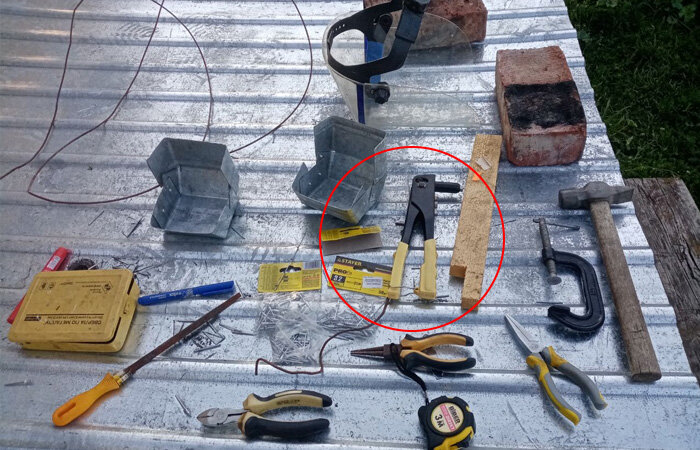 О том, что в красном кружке чуть ниже