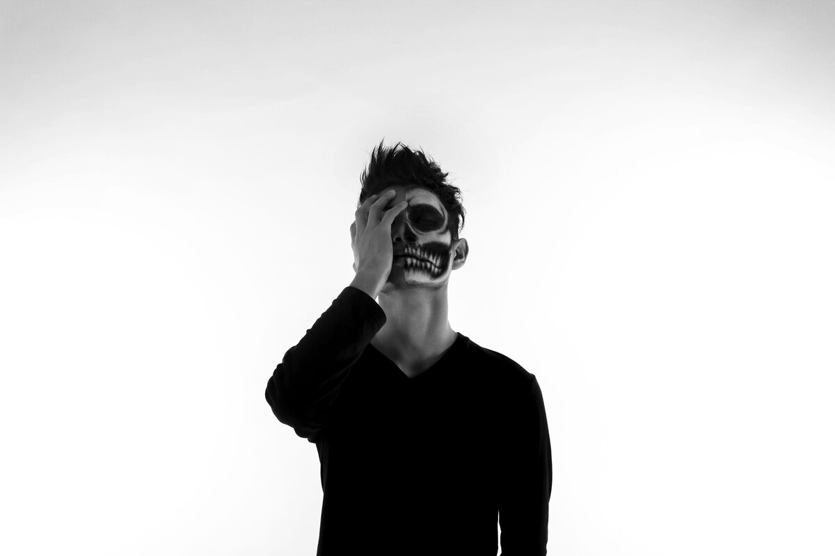 Гордыня - болезнь 21 века. Источник: https://unsplash.com/@grimmwwald