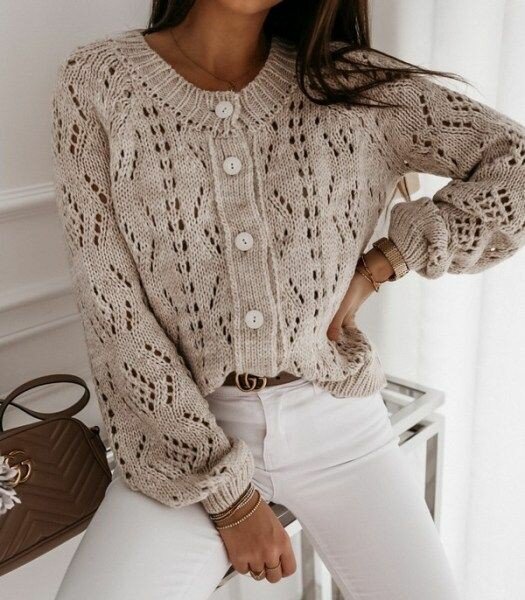 Кардиган крупной ажурной вязки.