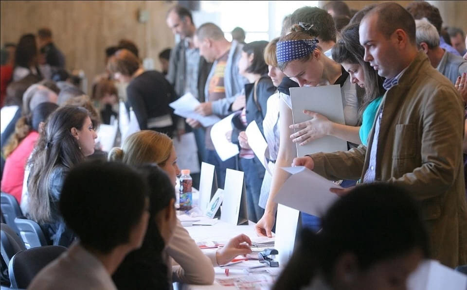 Одно  из тяжелейших последствий пандемии – рост безработицы. По оценке  премьер-министра И. Кику, число безработных уже к сентябрю может  достигнуть 100 тыс. человек