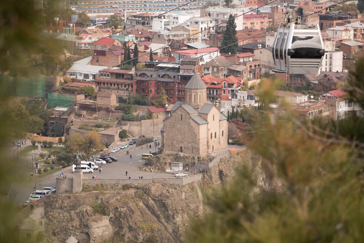 Храм Метехи, традиционная грузинская храмовая архитектура. Фото - Кристина Веринская
