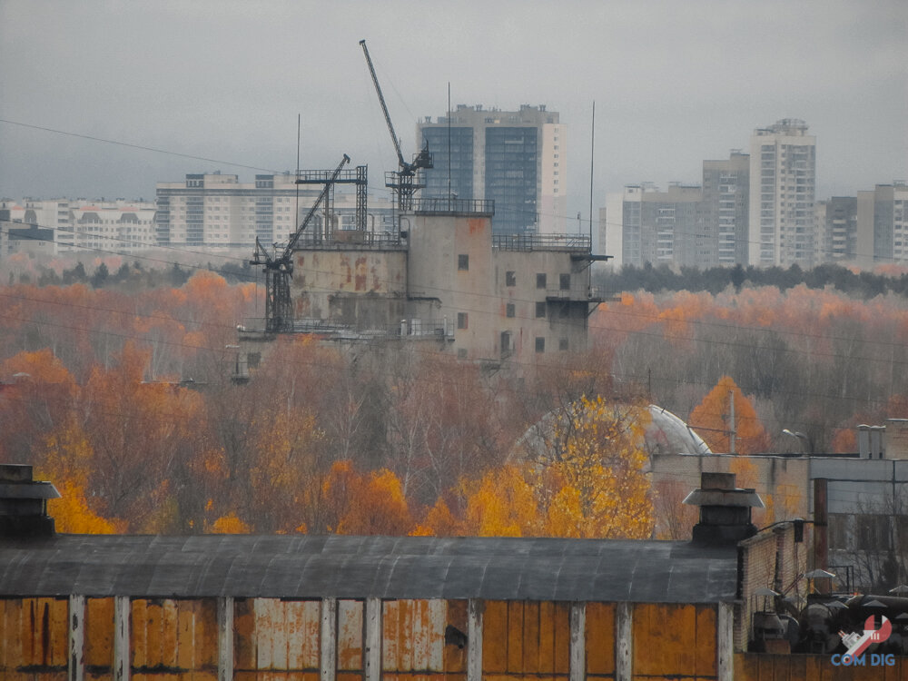 Что делает бетонный шар на крыше заводского цеха? Попал внутрь и показываю фотографии помещений