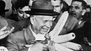 Хрущев в обнимку с кукурузой