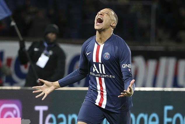 Молодой игрок  также тренировался под руководством  отца Мбаппе во время его обучения в Академии. 