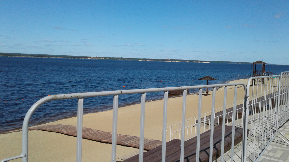 Вот такие заграждения стоят вдоль всей границы пляжа